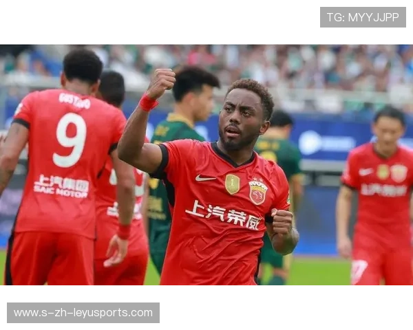 上海海港前锋李明连中两球,稳住领先优势 上海海港前锋李明连中两球,稳住领先优势